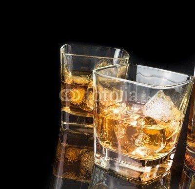 donfiore, whiskey with ice in glasses near bottle on black background (alkohol, bernstein, hintergrund, hintergrund, bar, schwarz, weinbrand, braun, cognac, kalt, verfärbt, zähler, kristalle, dunkel, trinken, trinkend, entladen, betrunken, spaß, essen, glas, gold, hart, eis, isoliert, jet, spirituose, flüssigkei)