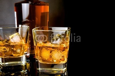 donfiore, whiskey in glasses in front of bottle on black background (alkohol, bernstein, hintergrund, hintergrund, bar, schwarz, weinbrand, braun, cognac, kalt, verfärbt, zähler, kristalle, dunkel, trinken, trinkend, entladen, betrunken, spaß, essen, glas, gold, hart, eis, isoliert, jet, spirituose, flüssigkei)