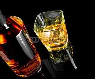 donfiore, top of view of whiskey with ice in glass on black background (alkohol, bernstein, hintergrund, hintergrund, bar, schwarz, weinbrand, braun, cognac, kalt, verfärbt, zähler, kristalle, dunkel, trinken, trinkend, entladen, betrunken, spaß, essen, glas, gold, hart, eis, isoliert, jet, spirituose, flüssigkei)