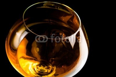 donfiore, snifter of brandy in elegant glass with space for text (alkohol, bernstein, hintergrund, bar, getränke, schwarz, bourbon, weinbrand, braun, feier, close-up, close-up, cognac, kalt, verfärbt, kristalle, würfel, würfel, trinken, eleganze, elegant, essen, glas, kelch, gold, gold, eis, isoliert, flüssigkei)