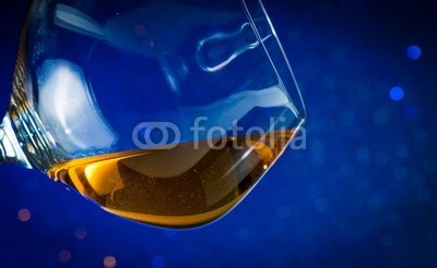 donfiore, snifter of brandy in elegant glass with space for text (alkohol, bernstein, hintergrund, bar, getränke, schwarz, blau, bokeh, bourbon, weinbrand, braun, feier, cognac, kalt, verfärbt, kristalle, würfel, würfel, trinken, eleganze, elegant, essen, glas, kelch, gold, gold, eis, isoliert, flüssigkei)