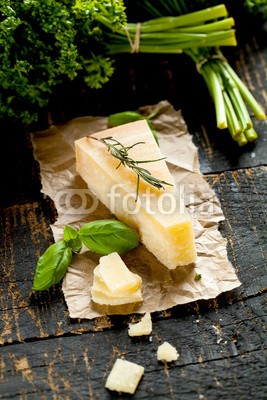 karepa, stück parmesan käse (parmesan, camembert, tomaten, abendessen, bauernhaus, büffet, cheddar, different, essen, körper, frisch, gesund, glas, gruppe, grün, hart, hintergrund, holz, imbiss, italien, italienisch, käserei, köstlich, lebensmittelgeschäft, lecker, lunch, milc)