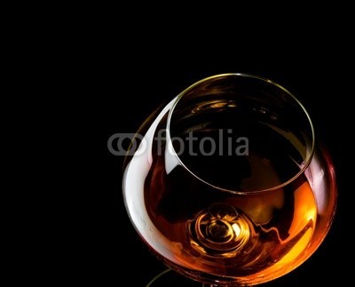 donfiore, snifter of brandy in elegant glass with space for text (alkohol, bernstein, hintergrund, bar, getränke, schwarz, bourbon, weinbrand, braun, feier, close-up, close-up, cognac, kalt, verfärbt, kristalle, würfel, würfel, trinken, eleganze, elegant, essen, glas, kelch, gold, gold, eis, isoliert, flüssigkei)