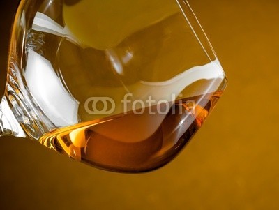 donfiore, snifter of brandy in elegant glass with space for text (alkohol, bernstein, hintergrund, bar, getränke, schwarz, blau, bokeh, bourbon, weinbrand, braun, feier, cognac, kalt, verfärbt, kristalle, würfel, würfel, trinken, eleganze, elegant, essen, glas, kelch, gold, gold, eis, isoliert, flüssigkei)