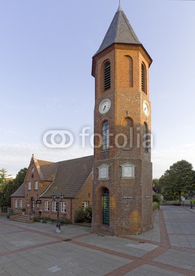 Blickfang, Glockenturm Wyk Föhr (blau, deutsch, reiseziel, insel, meer, sand, urlaub, touristisch, nordsee, wasser, stranden, strandkorb, himmel, attraktion, europa, historisch, bejahr)