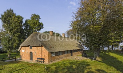 Blickfang, Friesenhaus Sylt Keitum Museum (blau, deutsch, reiseziel, insel, meer, sand, urlaub, touristisch, nordsee, wasser, stranden, strandkorb, himmel, attraktion, europa, historisch, bejahrt, lampe, museu)