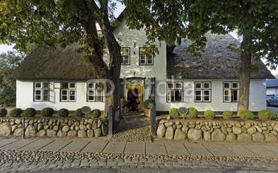 Blickfang, Friesenhaus sylt Keitum (blau, deutsch, reiseziel, insel, meer, sand, urlaub, touristisch, nordsee, wasser, stranden, strandkorb, himmel, attraktion, europa, historisch, bejahrt, lampe, syl)