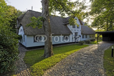 Blickfang, Friesenhaus Sylt Keitum (blau, deutsch, reiseziel, insel, meer, sand, urlaub, touristisch, nordsee, wasser, stranden, strandkorb, himmel, attraktion, europa, historisch, bejahrt, lampe, museu)