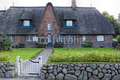 Blickfang, Friesenhaus Sylt Keitum (blau, deutsch, reiseziel, insel, meer, sand, urlaub, touristisch, nordsee, wasser, stranden, strandkorb, himmel, attraktion, europa, historisch, bejahrt, lampe, museum, syl)