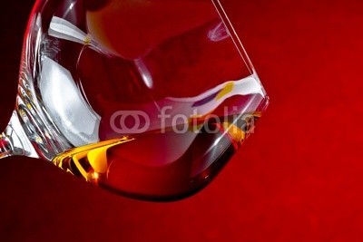 donfiore, snifter of brandy in elegant glass with space for text (alkohol, bernstein, hintergrund, bar, getränke, schwarz, blau, bokeh, bourbon, weinbrand, braun, feier, cognac, kalt, verfärbt, kristalle, würfel, würfel, trinken, eleganze, elegant, essen, glas, kelch, gold, gold, eis, isoliert, flüssigkei)