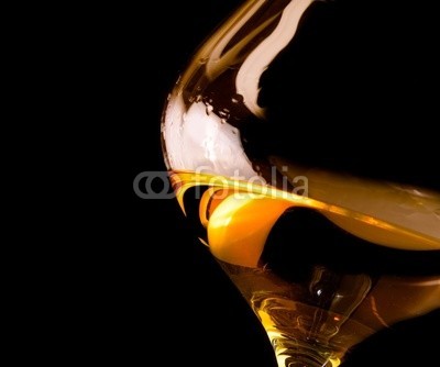 donfiore, snifter of brandy in elegant glass with space for text (alkohol, bernstein, hintergrund, bar, getränke, schwarz, bourbon, weinbrand, braun, feier, close-up, close-up, cognac, kalt, verfärbt, kristalle, würfel, würfel, trinken, eleganze, elegant, essen, glas, kelch, gold, gold, eis, isoliert, flüssigkei)