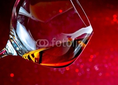 donfiore, snifter of brandy in elegant glass with space for text (alkohol, bernstein, hintergrund, bar, getränke, bokeh, bourbon, weinbrand, braun, feier, weihnachten, cognac, kalt, verfärbt, kristalle, würfel, trinken, eleganze, elegant, essen, glas, kelch, gold, gold, eis, flüssigkeit, spirituose, luxus, malz, ne)