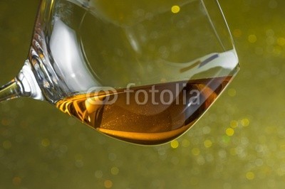 donfiore, snifter of brandy in elegant glass with space for text (alkohol, bernstein, hintergrund, bar, getränke, bokeh, bourbon, weinbrand, braun, feier, weihnachten, cognac, kalt, verfärbt, kristalle, würfel, trinken, eleganze, elegant, essen, glas, kelch, gold, gold, eis, flüssigkeit, spirituose, luxus, malz, ne)