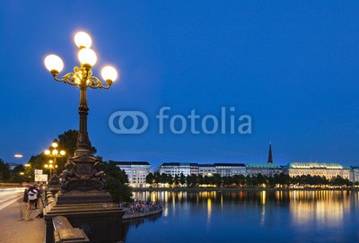 IndustryAndTravel, Hamburg Binnenalster At Night (hamburg, deutsch, nacht, abenddämmerung, abend, blau, blauer himmel, europa, urlaub, stadt, horizontale, gebäude, besinnung, see, wasser, laterne, licht, laterne, leute, touristen, sommer, panoramisch, springbrunnen, skyline, kirche, rathaus, rathau)