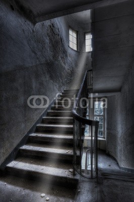 Tilo Grellmann, Altes Treppenhaus (treppe, treppenhaus, geländer, haus, tür, geschlossen, bejahrt, ruine, verfallen, vergessen, lichtstrahlen, gebäude, haus, arm, armut, fenster, dreck, dreck, kalt, dunkel, nas)