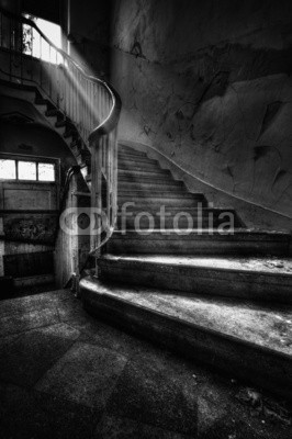 Tilo Grellmann, Altes Treppenhaus (treppe, treppenhaus, geländer, haus, tür, geschlossen, bejahrt, ruine, verfallen, vergessen, lichtstrahlen, gebäude, haus, arm, armut, fenster, dreck, dreck, kalt, dunkel, nas)