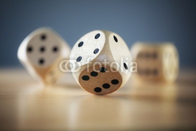 Brian Jackson, Rolling the dice (spielwürfel, sterben, glücksspiel, chancen, wagnis, rollend, glück, wette, casino, isoliert, gewinnend, gewinner, wurf, business, auslese, wette, erfolg, schaden, verlieren, leistung, unterhaltung, sucht, chancen, würfel, holz, hölzern, schreibtisc)