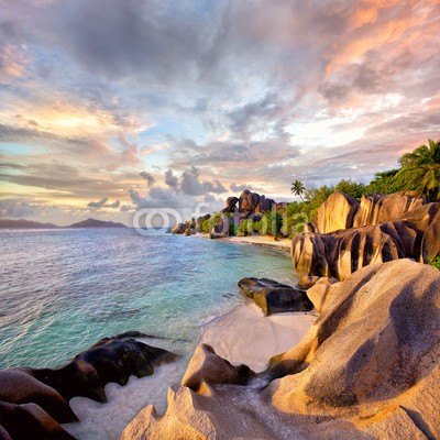 Oleksandr Dibrova, Anse Source d'Argent beach at sunset, La Digue, Seyshelles (strand, seychellen, sand, sonnenuntergänge, steine, fels, palme, granite, küstenlinie, küste, bellen, reiseziel, abenddämmerung, abend, exotisch, berühmt, idyllisch, insel, lagune, natur, ozean, paradise, entfernt, meer, küste, sommer, beruhig)