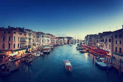 Iakov Kalinin, Grand Canal in sunset time, Venice, Italy (tourismus, europa, italien, sonnenuntergänge, gondel, venedig, orientierungspunkt, architektur, abenddämmerung, venezianisch, licht, rialto, himmel, reisen, nacht, wasser, stadtlandschaft, venedig, kanal, verkehr, straße, hoheitsvoll, kultur, flüge)