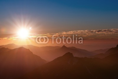 a2l, sunset mood on top of tirol mountain with peaks clouds and sun (berg, pike, gipfel, sonnenuntergang, farbe, bunt, sonne, sonnenstrahl, sonnenstrahl, sonnenaufgang, morgengrauen, himmel, landschaft, morgens, natur, schöner, hintergrund, abenddämmerung, himmel, umwelt, farbe, jahreszeit, reisen, wolken, sonnenlich)