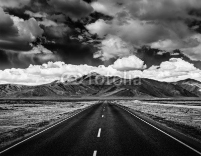 f9photos, Road on plains in Himalayas with mountains (himalaya, berg, highway, pfad, plain, himalayan, himalaya, indien, kaschmir, ladakh, berg, asphalt, schwarzweiß, wolken, wolkengebilde, faded, forward, hipster, horizont, horizont, indianer, berg, gebirgskette, plain, skala, retro, straßen, szeneri)