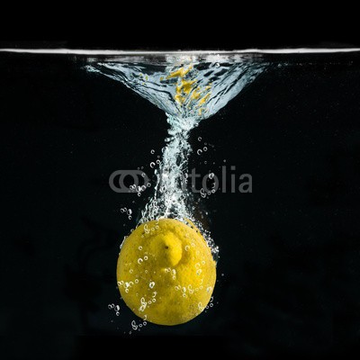 Giuseppe Porzani, limone splash in fondo nero (zitronenbaum, obst, wasser, nass, gischt, flüssig, frische, orange, unterwasser, orange, biologisch, scheibe, perlen, essen, diätetik, blase, innerhalb, isoliert, organisch, essen, ernährung, tauchen, spiegelung, welle, diät, frisch, bewegun)