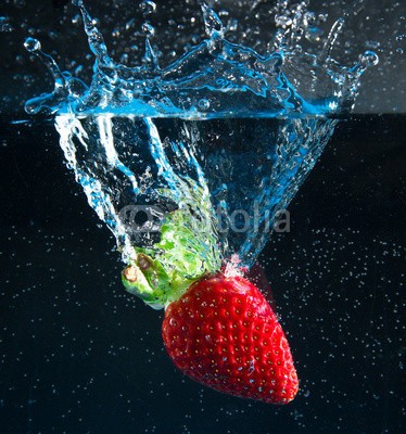 Giuseppe Porzani, fragola splash in fondo nero (erdbeere, obst, wasser, nass, gischt, flüssig, frische, unterwasser, biologisch, scheibe, perlen, essen, diätetik, blase, innerhalb, isoliert, organisch, essen, ernährung, tauchen, spiegelung, welle, diät, frisch, bewegung, durchsichtig, wassertropfe)