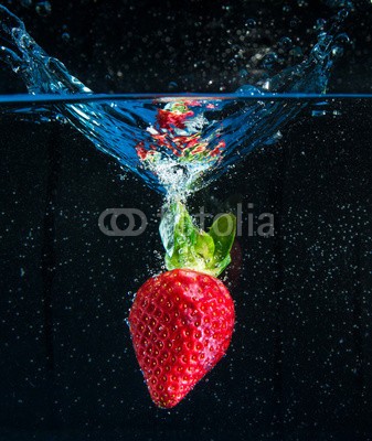 Giuseppe Porzani, fragola splash in fondo nero (erdbeere, obst, wasser, nass, gischt, flüssig, frische, unterwasser, biologisch, scheibe, perlen, essen, diätetik, blase, innerhalb, isoliert, organisch, essen, ernährung, tauchen, spiegelung, welle, diät, frisch, bewegung, durchsichtig, wassertropfe)