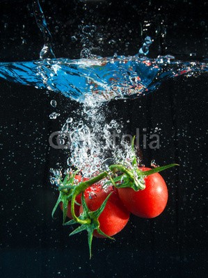 Giuseppe Porzani, pomodori splash nero (tomaten, gemüse, obst, wasser, tomaten, nass, gischt, flüssig, frische, unterwasser, biologisch, scheibe, perlen, essen, diätetik, blase, innerhalb, isoliert, organisch, essen, ernährung, tauchen, spiegelung, welle, diät, frisch, bewegung, durchsichti)