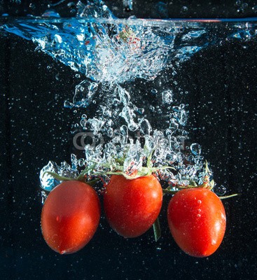 Giuseppe Porzani, tre pomodori splash (tomaten, gemüse, obst, wasser, tomaten, nass, gischt, flüssig, frische, unterwasser, biologisch, scheibe, perlen, essen, diätetik, blase, innerhalb, isoliert, organisch, essen, ernährung, tauchen, spiegelung, welle, diät, frisch, bewegung, durchsichti)