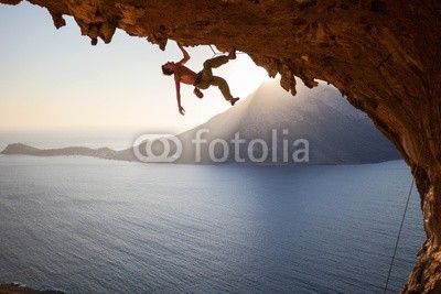 Andrey Bandurenko, Rock climber climbing along roof in cave at sunset (bergsteiger, mann, klettern, fels, klettern, anblick, seil, griechenland, sonnenuntergänge, felsen, extrem, meer, sport, landschaft, draußen, blei, insel, guy, betätigung, herausforderung, erwachsen, erfolg, männlich, szenerie, aktiv, abend, leute,)