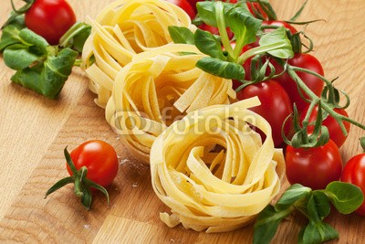 karepa, frische hausgemachte  tagliatelle (tagliatelle, abendessen, basilikum, essen, fettuccine, foodie, frisch, gelb, gesund, gewalzt, gruppe, hintergrund, häusliche, isoliert, italien, italienisch, kochen, kochkunst, kultur, küche, lunch, mahlzeit, makkaroni, pulver, mittelmeer, niemand, nude)