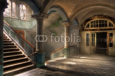 Grischa Georgiew, Beelitz Heilstätten 3 (architektur, ruine, verfallen, bejahrt, treppe, sonnenstrahl, sonne, stuhl, licht, gebäude, kaputt, klapprig, aufpolieren, instandsetzung, wand, verschmutzt, verschmutzt, mystisch, surreal, ddr, geschichte, vergangenheit, putz, mauerwerk, bröckel)