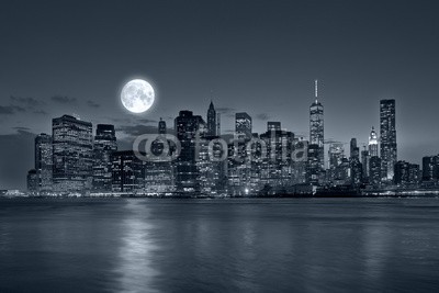 bluraz, New York City at night (big apple, gebäude, reisen, nacht, skyline, stadt, manhattan, states, urbano, architektur, äusseres, skyscraper, uns, berühmt, abenddämmerung, outdoors, downtown, himmel, angestrahlt, altersgenosse, blau, wasser, horizontale, panoramisch, twiligh)
