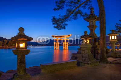 eyetronic, Itsukushima Schrein in Miyajima Japan (miyajima, japan, tor, torii, japanisch, schrein, tempel, hiroshima, insel, asien, architektur, see, wasser, überschwemmungen, rot, asiatisch, unesco, historisch, traditionell, orientierungspunkt, groß, blau, meer, küste, copy space, copy space, symbo)