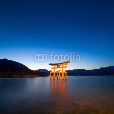 eyetronic, Miyajima Japan mit rotem Torii des Itsukushima Schreins (miyajima, japan, tor, japanisch, schrein, torii, tempel, hiroshima, insel, asien, architektur, see, wasser, überschwemmungen, rot, asiatisch, unesco, historisch, traditionell, orientierungspunkt, groß, blau, meer, küste, copy space, copy space, symbo)