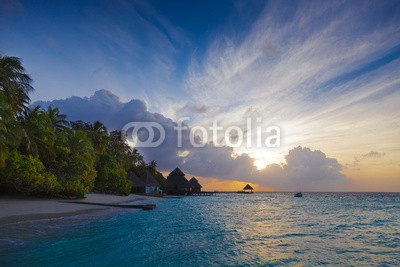 fazeful, Dawn in the Maldives with lagoon views, and bungalows (insel, küste, reiseziel, villa, grün, tropisch, weiß, traum, reisen, sand, baum, urlaub, froh, luxus, sommer, sonne, paradise, karibik, strand, malediven, blau, entspannen, panorama, schönheit, himmel, haus, tourismus, romantisch, meer, resort, schöne)