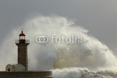 Zacarias da Mata, Sunny storm (sturm, leuchtturm, welle, orkan, groß, meer, stürmisch, tsunamis, ozean, wind, portugal, wasser, atlantic, pfeiler, dramatisch, energie, weiß, himmel, natur, tage, wetter, schwer, farbe, gefahr, katastrophe, licht, kräfte, küste, leuchtfeuer, drauße)