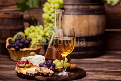 pilipphoto, Wine and cheese (wein, trinken, alkohol, getränke, essen, obst, weintraube, herbst, vorspeisen, flasche, brot, käse, abendessen, französisch, glas, foodie, wein, weingläser, weingut, schinken, italienisch, life, oliven, picknick, teller, prosciutto, rot, rustikal, slic)