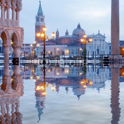 Blickfang, Venedig Markusplatz Dogenpalast Spiegelung (farbe, horizontale, gebäude, niemand, italien, venedig, lampe, abend, beleuchtet, licht, touristisch, berühmt, wasser, blau, himmel, spiegelung, nacht, campanile, gondel, überschwemmungen, überschwemmunge)