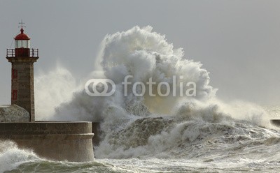 Zacarias da Mata, Sunny storm (sturm, leuchtturm, welle, orkan, groß, meer, stürmisch, tsunamis, ozean, wind, portugal, wasser, atlantic, pfeiler, dramatisch, energie, weiß, himmel, natur, tage, wetter, schwer, farbe, gefahr, katastrophe, licht, kräfte, küste, leuchtfeuer, drauße)