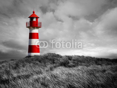 by-studio, Rot-Weißer Leuchtturm (leuchtturm, leuchtfeuer, rot, weiß, gestreift, licht, lagerfeuer, feuer, maritim, seefahrt, turm, safety, gebäude, gebäude, meer, ozean, nordsee, küste, orientierung, gras, sanddünen, insel, freiheit, monochrom, schwar)