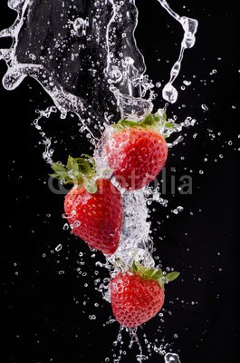 luigi giordano, fragole splash (erdbeere, obst, frische, essen, biologisch, natur, wasser, platsch, dunk, vegetarisch, gesunde, rei)