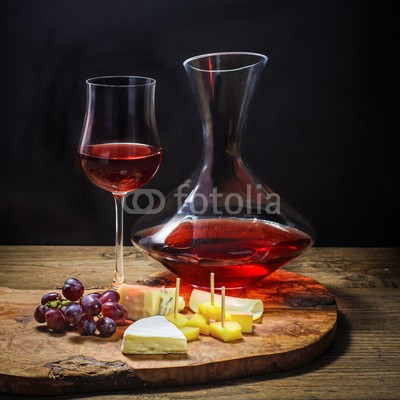 Visions-AD, Käse und Wein vor dunklem Hintergrund (wein, rotwein, käse, weingläser, weinprobe, verkostung, geschmack, elegant, weintraube, jahrgang, spaß, trinken, weinbauer, rosafarben, weinkeller, bar, restaurant, karaffe, häppchen, tapas, essen, geniessen, deli, sommelier, rustikal, arom)