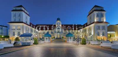 Blickfang, Rügen Binz Kurhaus beleuchtet (rügen, ostsee, urlaub, erholung, wasser, sand, mecklenburg-vorpommern, küste, deutsch, landschaft, sommer, jahreszeit, stranden, abend, beleuchtet, panorama, nach)