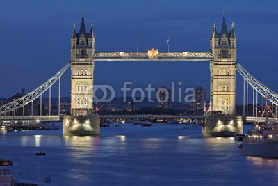 Blickfang, Tower  Bridge London beleuchtet (englisch, britischer, england, london, architektonisch, sehenswürdigkeit, hauptstadt, historisch, reiseziel, urlaub, stadtlandschaft, überbrückung, themse, flux, blau, blue sky, schloss, beleuchtet, nacht, abend, spiegelun)