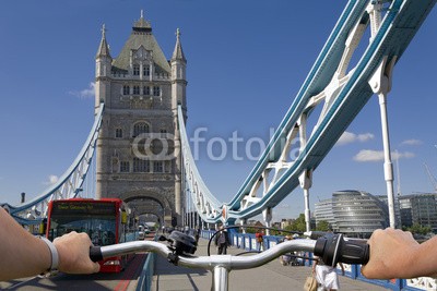 Blickfang, Tower-Bridge London mit Fahrrad (englisch, britischer, england, london, architektonisch, sehenswürdigkeit, hauptstadt, historisch, reiseziel, urlaub, stadtlandschaft, überbrückung, themse, flux, blau, blue sky, spiegelung, fahrrad, rad, fahrradfahrer, fahrer, lenkstange, verkehr, bu)