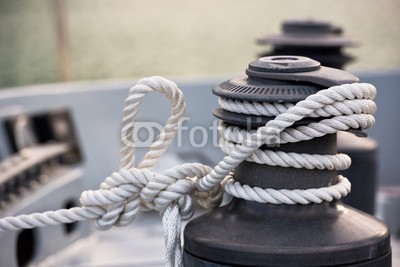 dvoevnore, Winch and rope, yacht detail (yacht, vertäuung, winde, boot, segelboot, sailing, details, segel, seil, luxus, segelsport, nautisch, schiff, weiß, regatta, takelage, marin, meer, ozean, ausstattung, reisen, sport, fahrzeug, holzterrasse, knoten, dock, stahl, erholung, spule, bla)