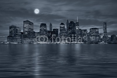 bluraz, New York City at night (big apple, gebäude, reisen, nacht, skyline, stadt, manhattan, states, urbano, architektur, äusseres, skyscraper, uns, berühmt, abenddämmerung, outdoors, downtown, himmel, angestrahlt, altersgenosse, blau, wasser, horizontale, panoramisch, twiligh)