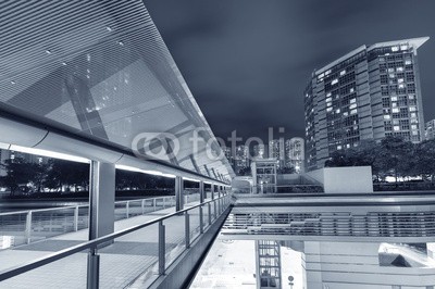 leeyiutung, Empty pedestrian transition in urban midtown (urbano, stadt, gebäude, modern, skyscraper, downtown, blickwinkel, futuristisch, schwarzweiß, fassade, glas, turm, stahl, bürogebäude, neues bauen, business, neu, kommerzielle, skyline, finanz-, bahnen, fußgänger, hong kong, stadtteil, gross, zentru)